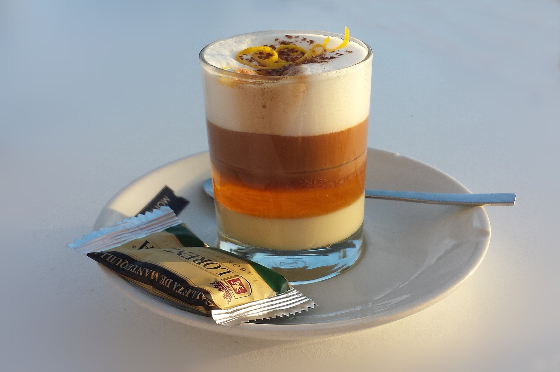 Barraquito canario con sus capas de café y leche