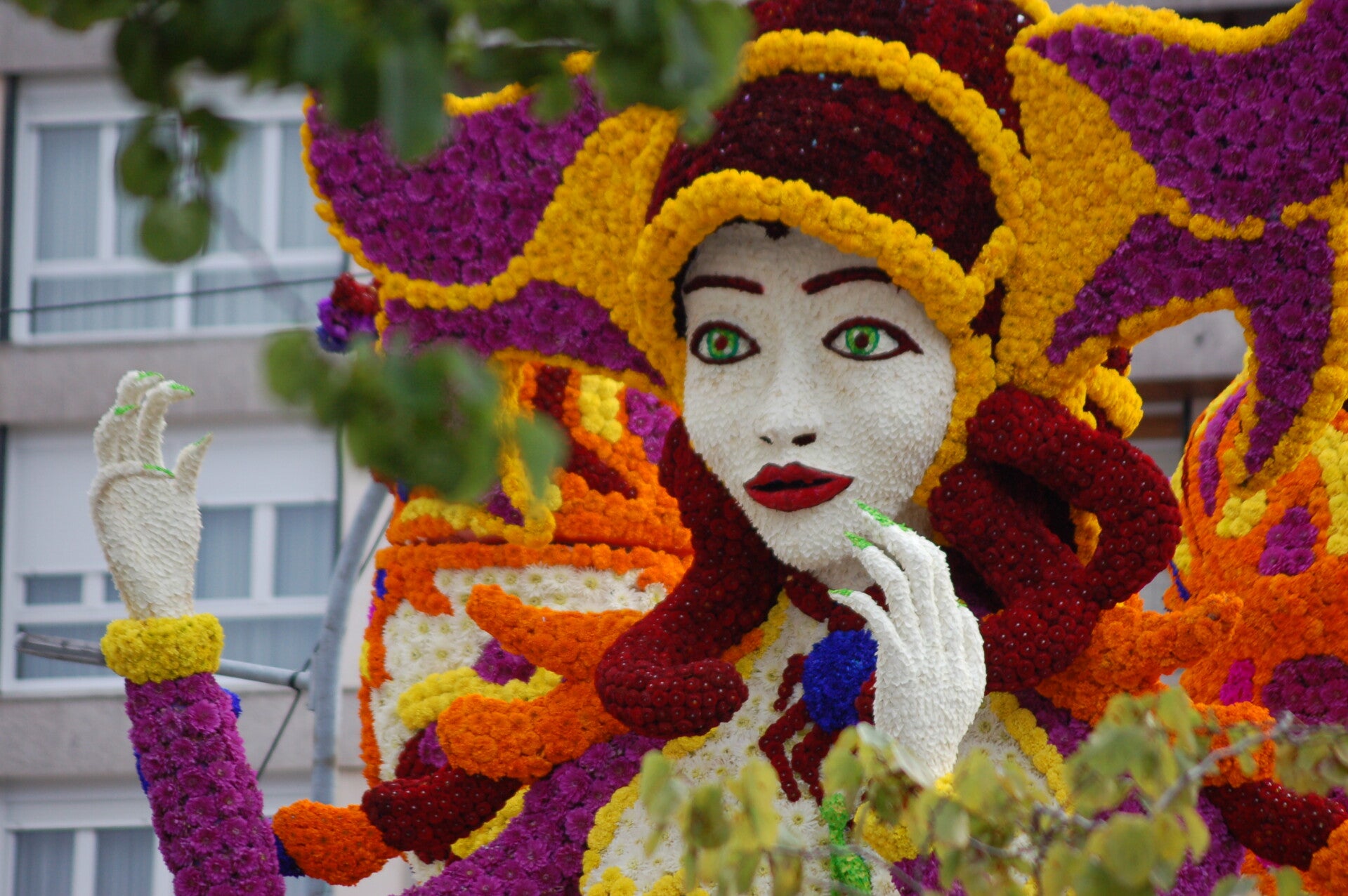 Carroza cubierta de flores naturales en la Batalla de Flores de Laredo (Cantabria)
