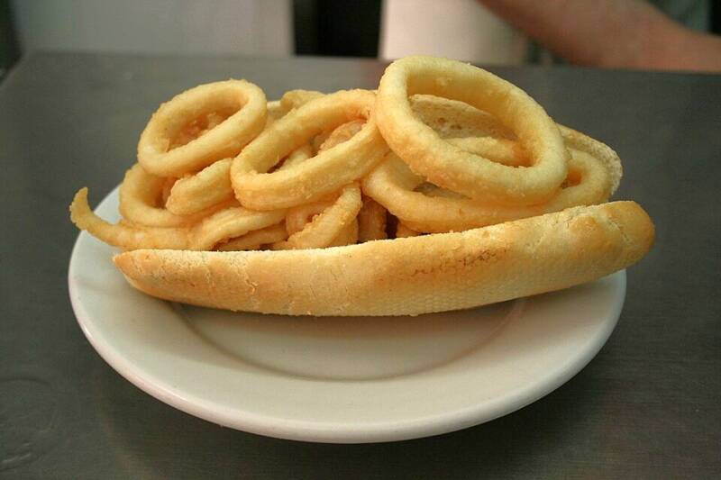 Bocadillo de calamares a la romana en pan, la tapa castiza de los bares de Madrid.