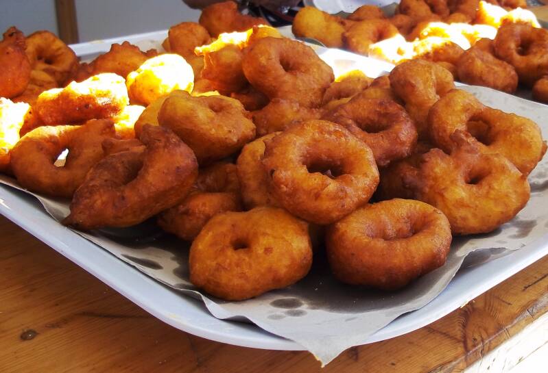 Bunyols de carabassa, buñuelos de calabaza con forma de rosco rebozados en azúcar