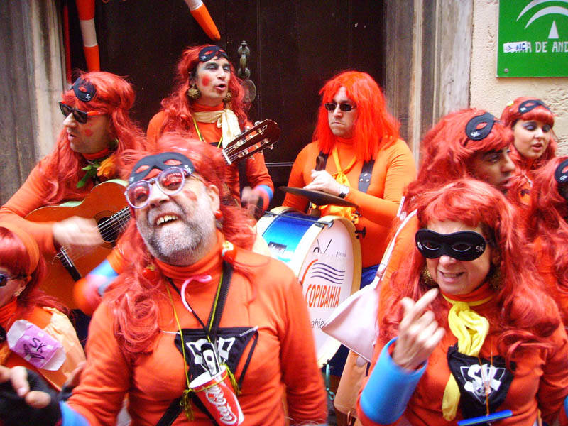 Chirigota del Carnaval de Cádiz, con comparsa disfrazada cantando por las calles