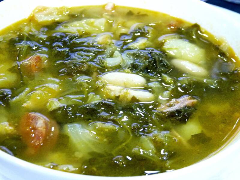 Cuenco de caldo gallego con grelos, patata y fabas, el plato de cuchara tradicional gallego