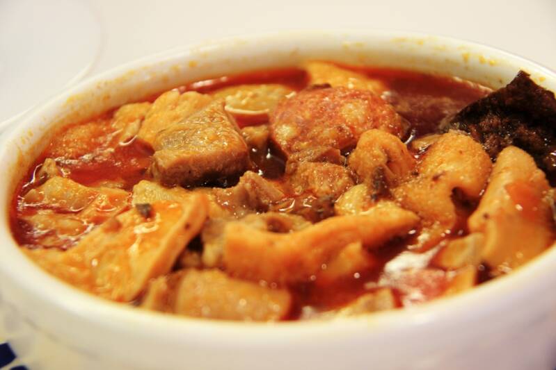 Cuenco de callos a la madrileña en salsa de pimentón con chorizo y morcilla, casquería castiza.