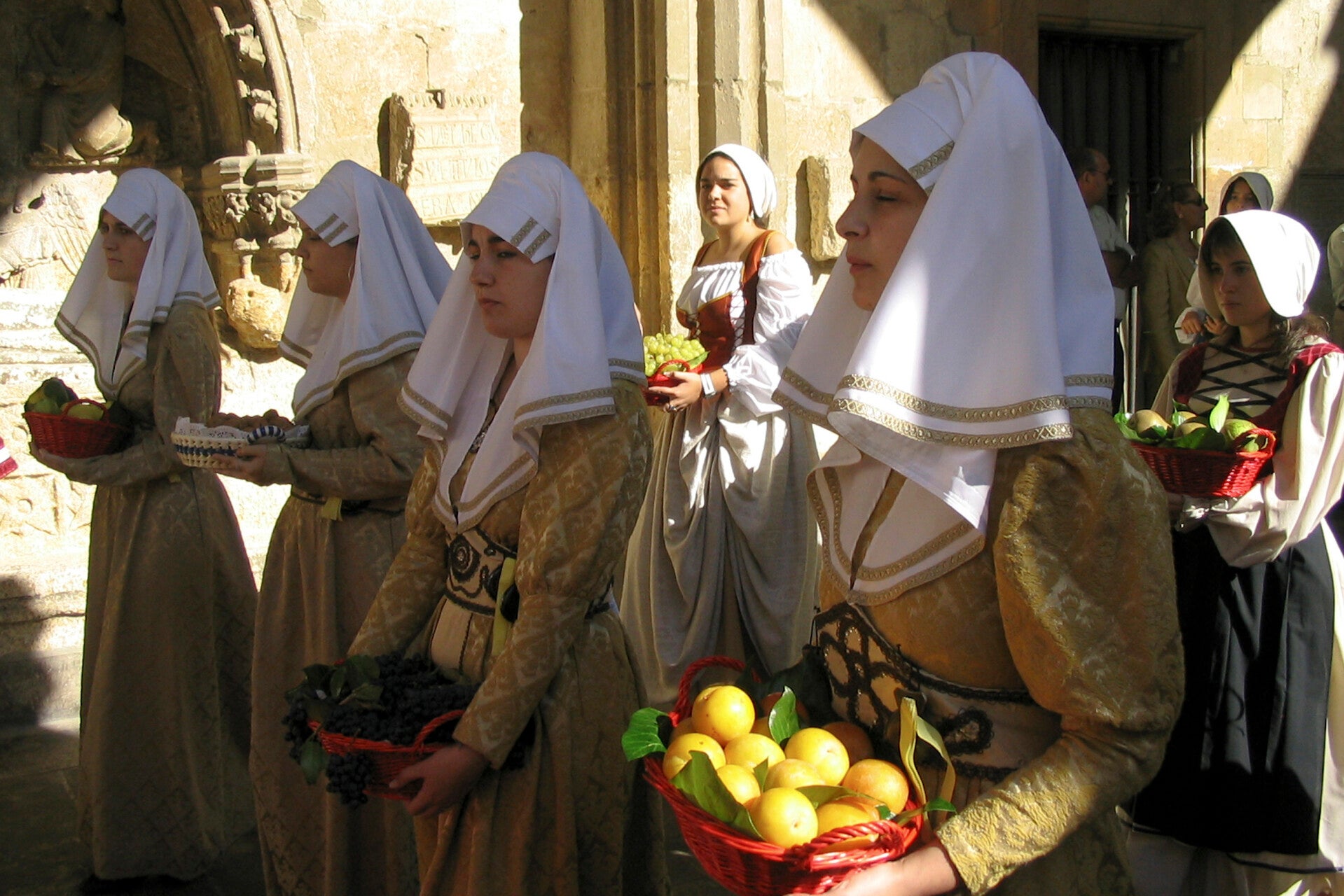 Ceremonia de las Cantaderas en el claustro de la Catedral de León, fiesta de Interés Turístico Regional.