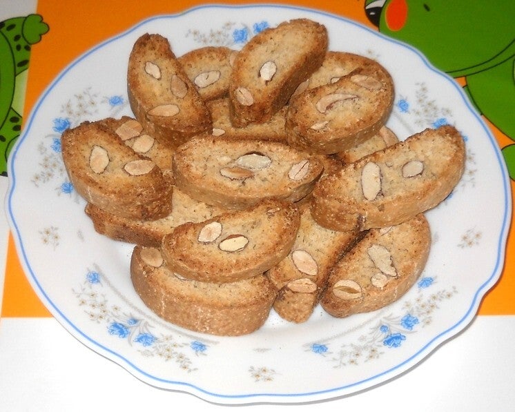 Carquinyolis de Arenys, pastas catalanas duras y doradas con almendras enteras incrustadas,