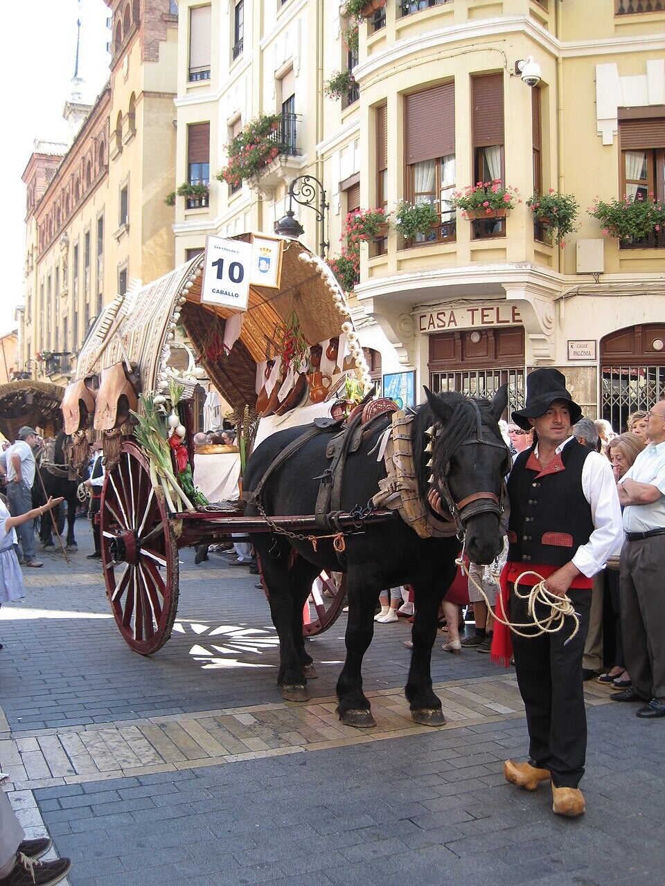 Carro engalanado con productos tradicionales leoneses en el desfile de San Froilán de León.