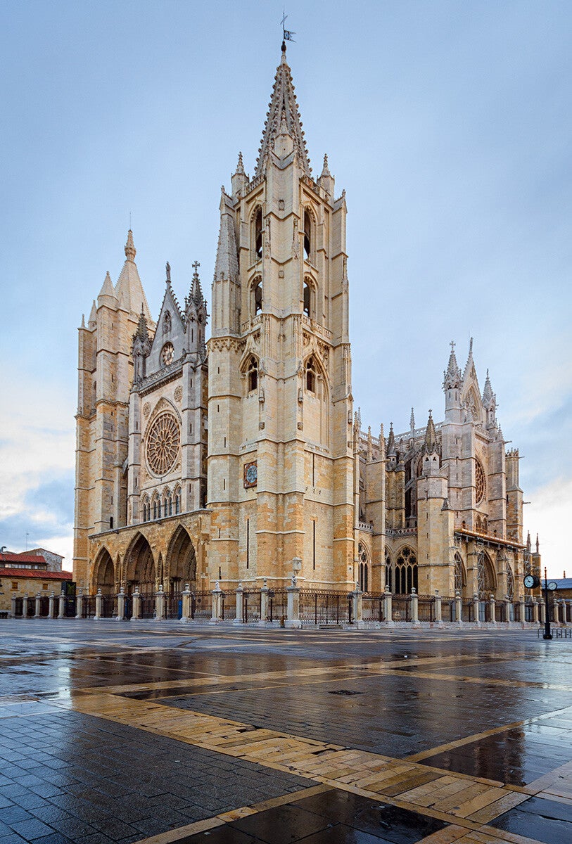 Catedral gótica de León (Pulchra Leonina) donde los pendones quedan atados a su verja al final del desfile de San Froilán.