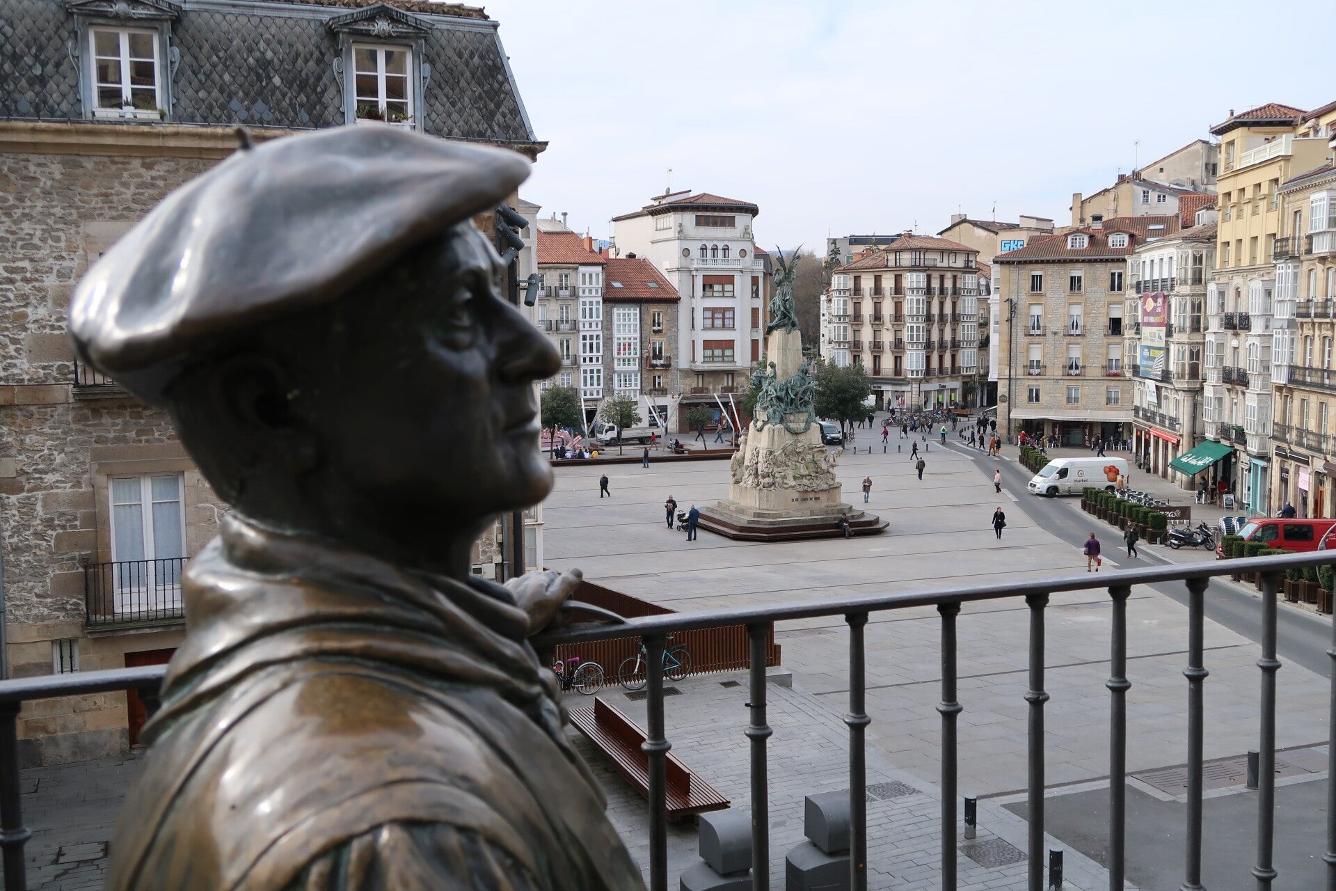 Estatua de bronce de Celedón con su paraguas en la plaza de la Virgen Blanca de Vitoria.