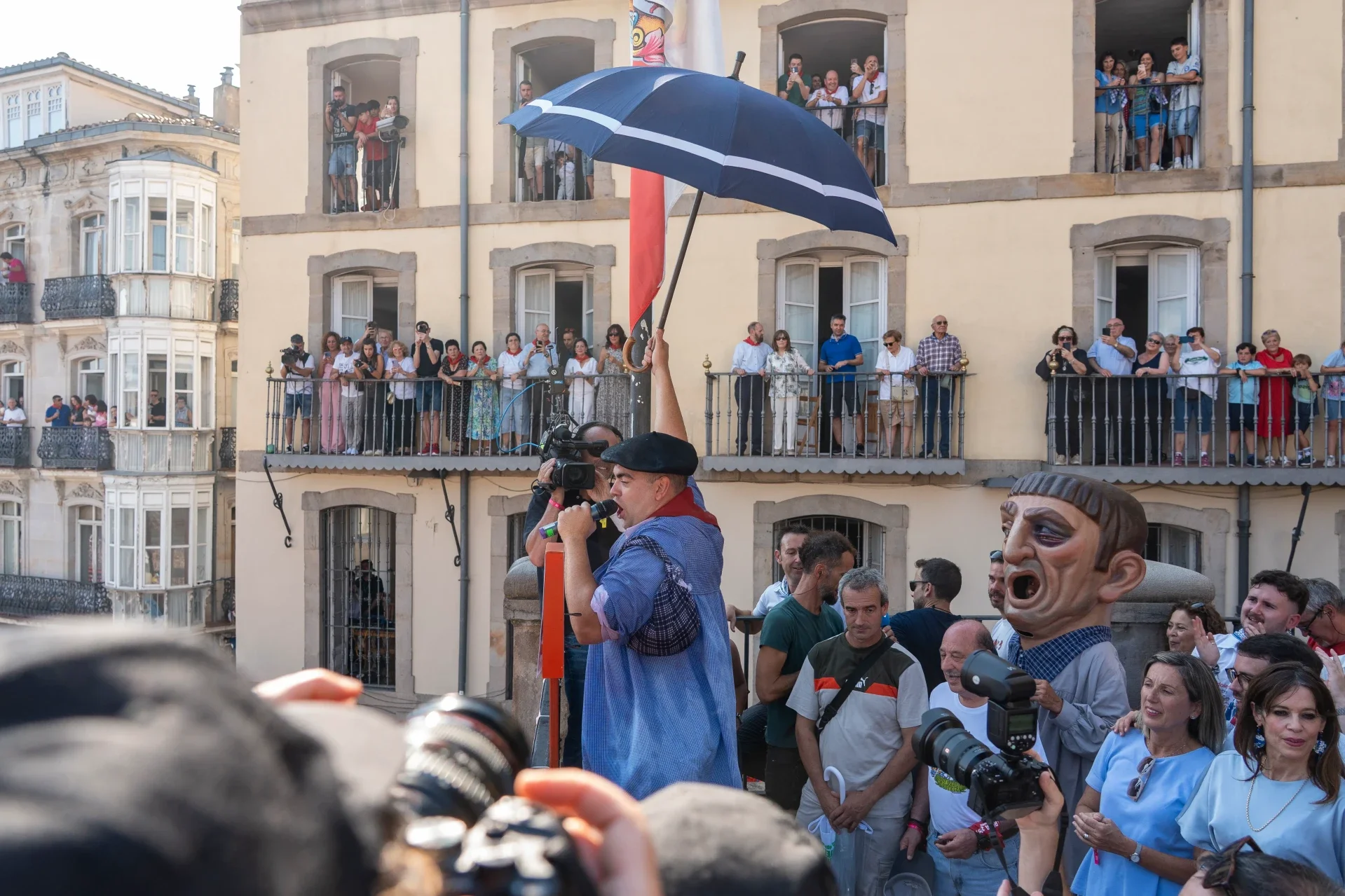 Iñaki Kerejazu, encarnando a Celedón, entre la multitud en la Plaza de la Virgen Blanca de Vitoria.