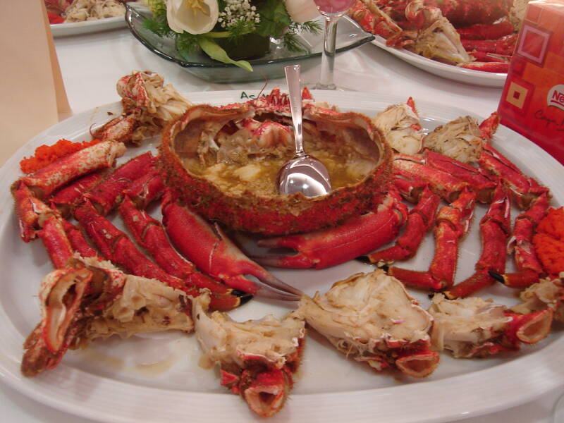 Centolla gallega rellena, el gran marisco de las rías, con su caparazón rojizo y espinoso