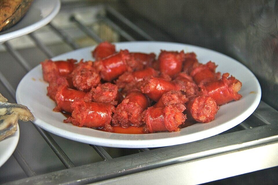 Ración de txistorra frita servida en un plato blanco