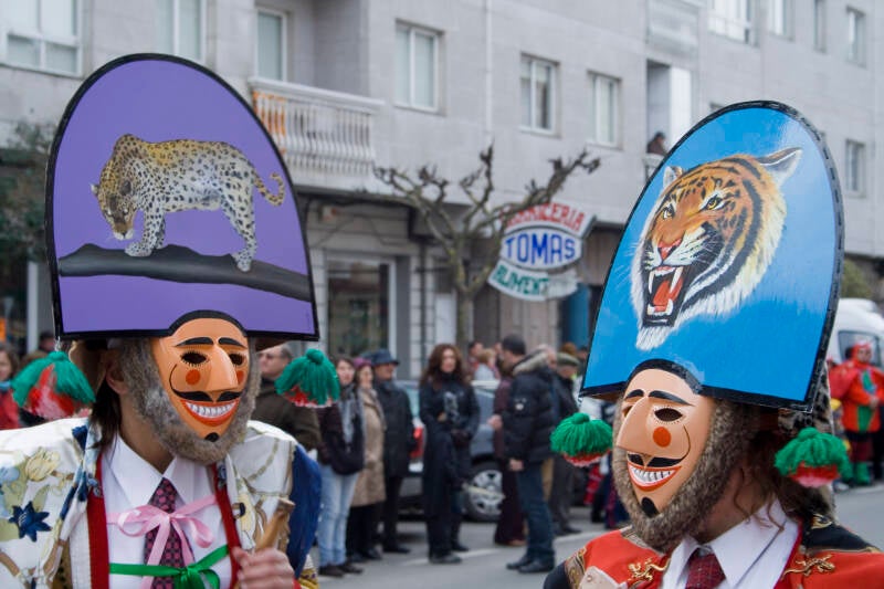 Cigarróns con caretas de madera, mitra de hojalata y chocas al cinto en el Entroido de Verín (Ourense).