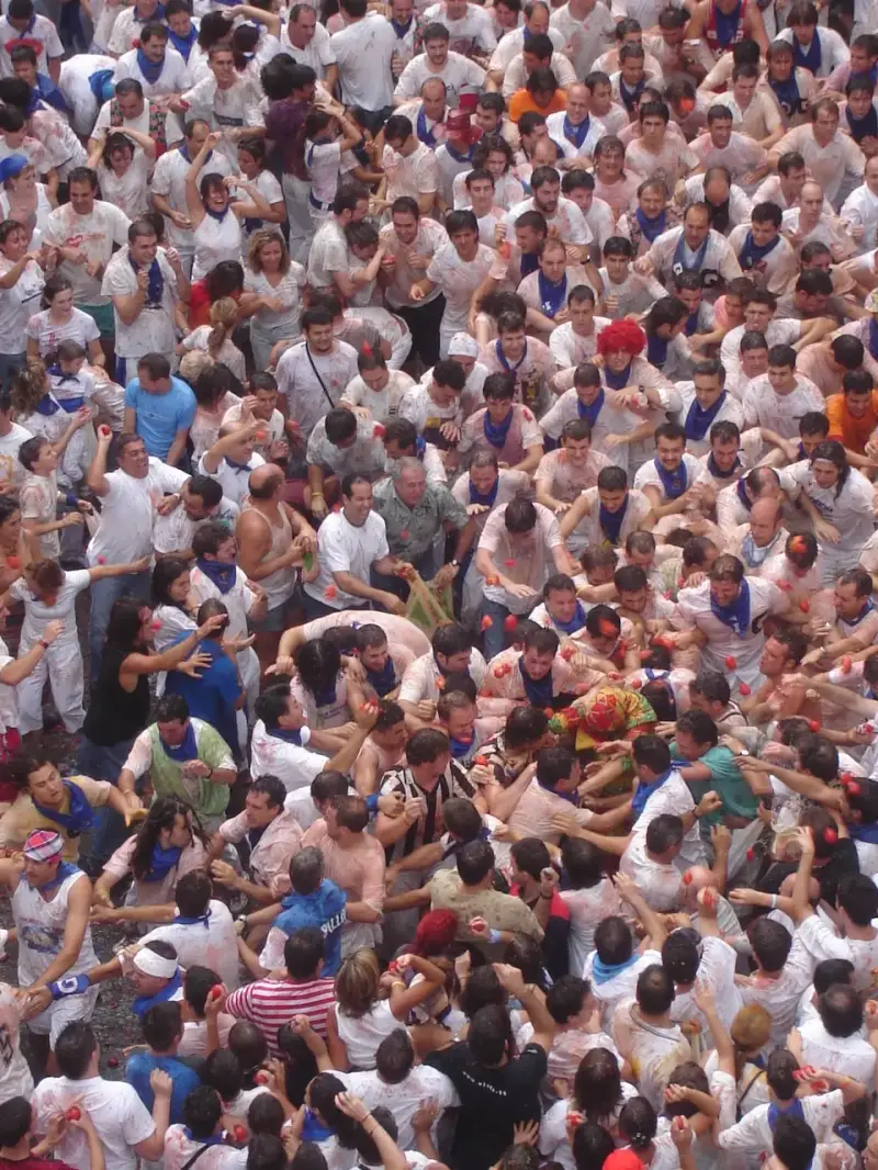 Multitud lanzando tomates al Cipotegato en la plaza de España de Tarazona durante las fiestas de San Atilano