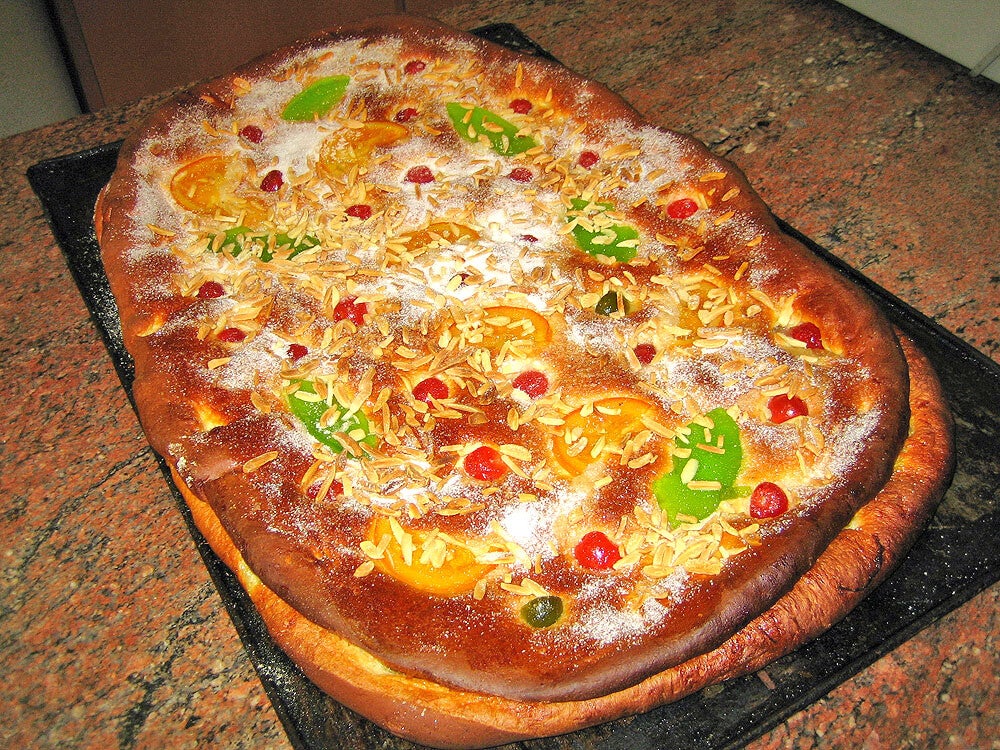 Coca de Sant Joan, la coca dulce catalana cubierta de fruta confitada y piñones que se come la noche de San Juan