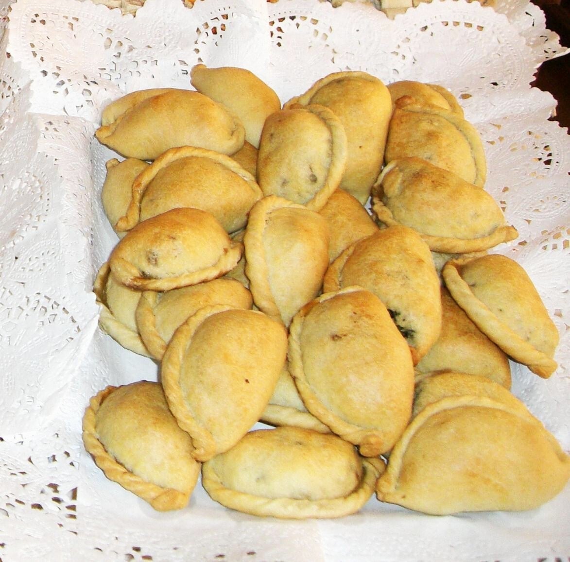 Cocarrois mallorquines, empanadillas de acelga, cebolla, pasas y piñones.