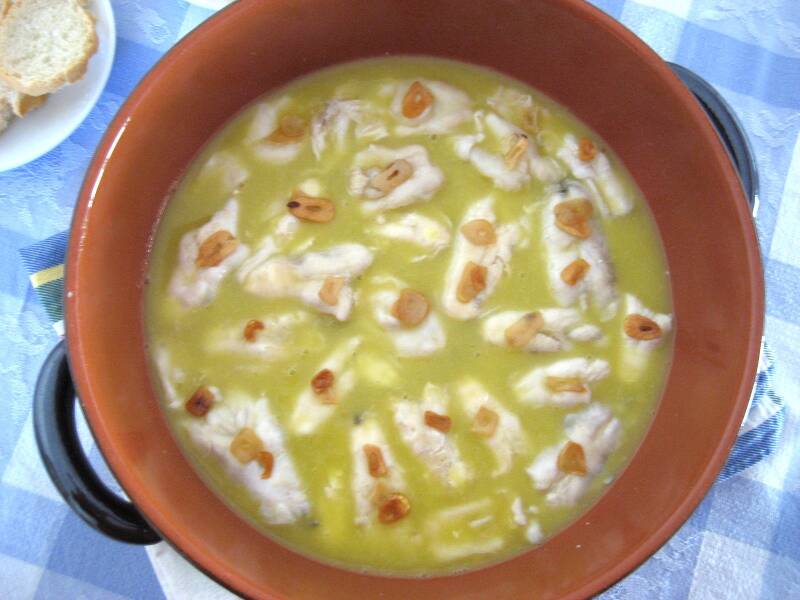 Kokotxas al pil-pil en cazuela, con su salsa amarilla emulsionada