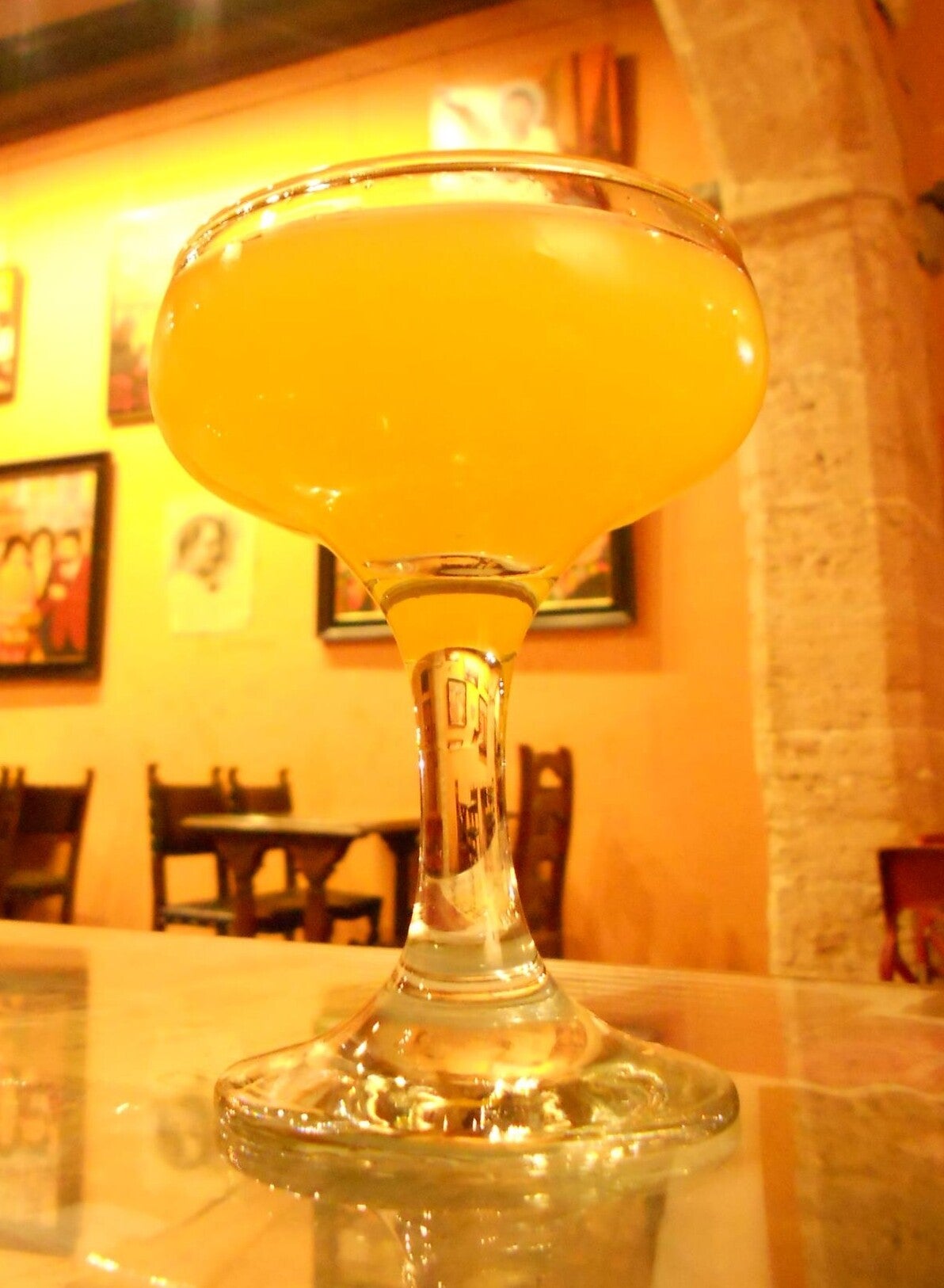 Copa de agua de València, cóctel de cava, zumo de naranja, ginebra y vodka