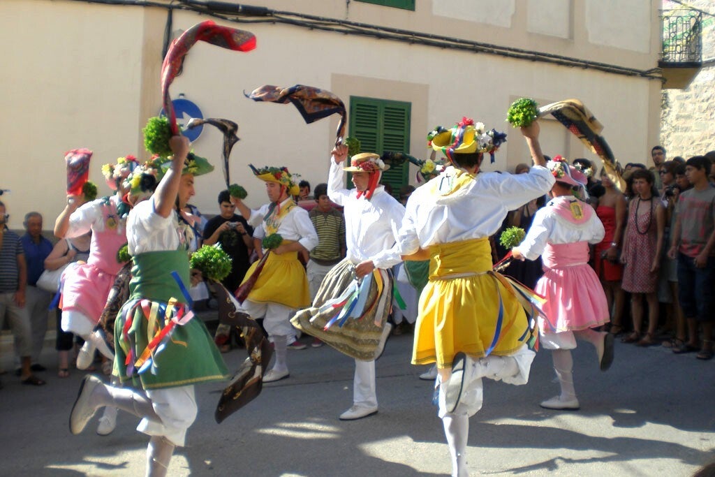 Los cossiers de Montuïri bailando en la calle el día de Sant Bartomeu (Mallorca)
