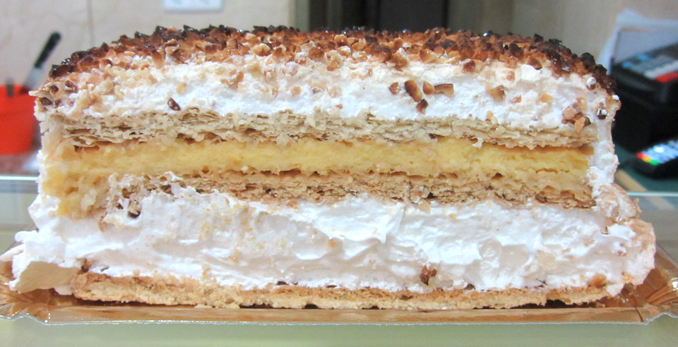Corte de costrada de Alcalá, con capas de hojaldre, crema y merengue tostado.