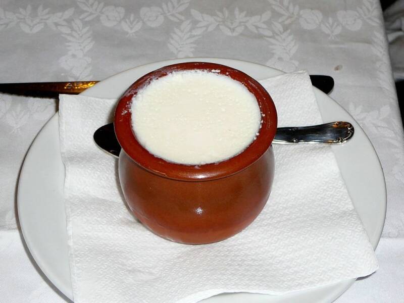 Cuajada tradicional de leche de oveja servida en cuenco de barro