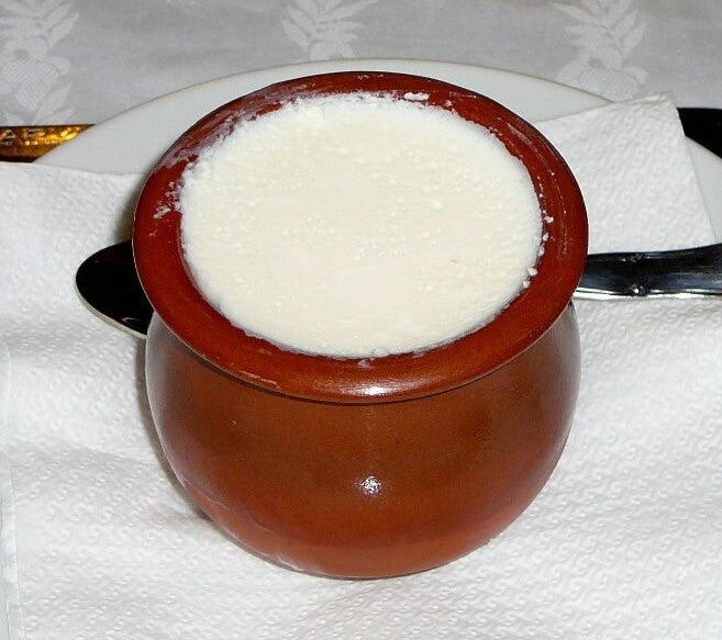 Mamia o cuajada de leche de oveja, servida en cuenco, postre tradicional vasco