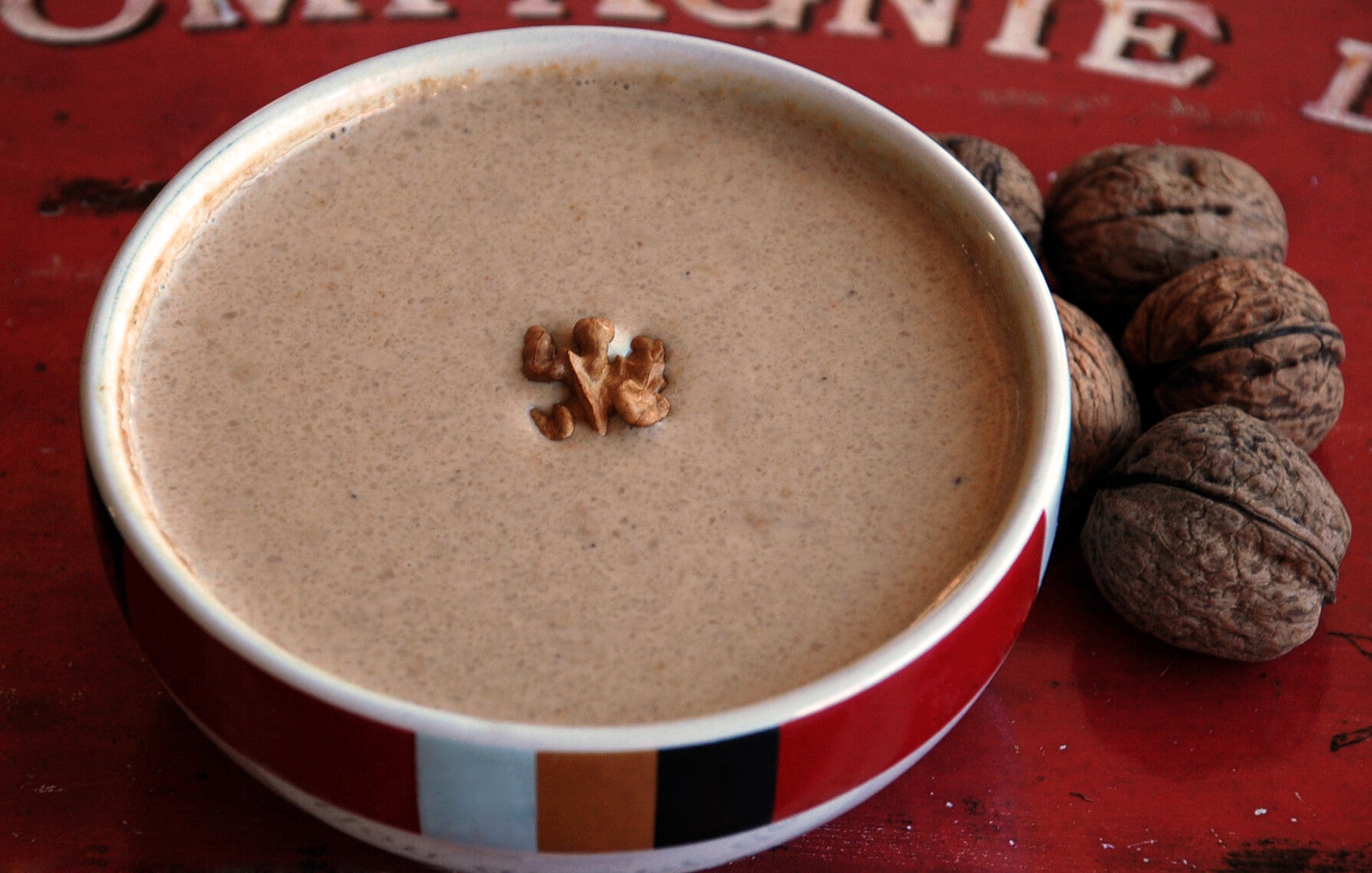 Intxaursalsa, crema vasca de nueces, leche, canela y azúcar, servida en cuenco