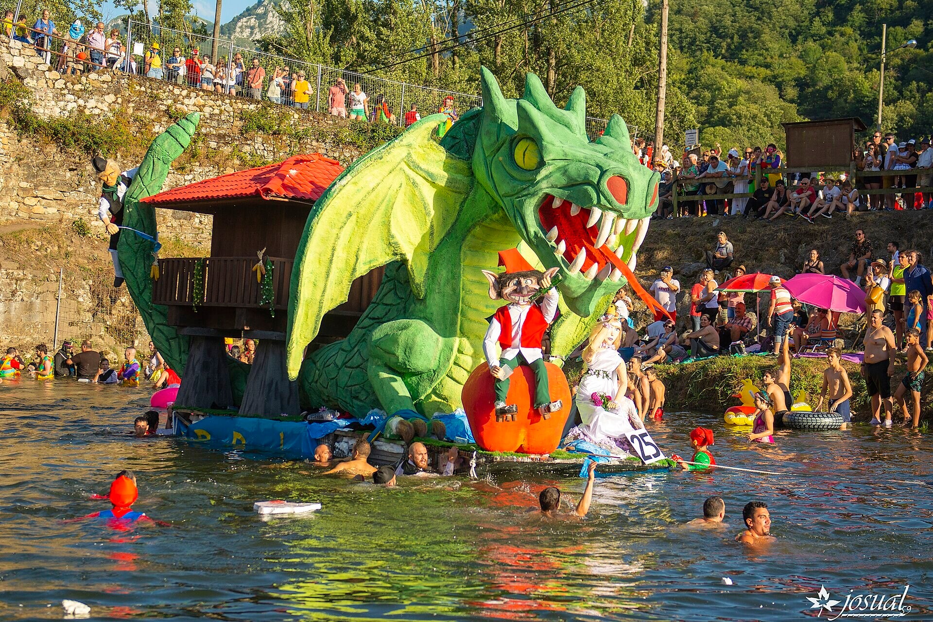 Embarcación con forma de dragón descendiendo el río Nalón durante el Descenso Folklórico, en Pola de Laviana