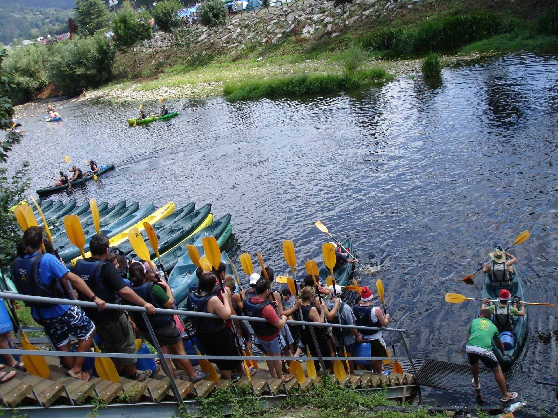 Descenso turístico por el río Sella, cola de canoas en la Fiesta de las Piraguas
