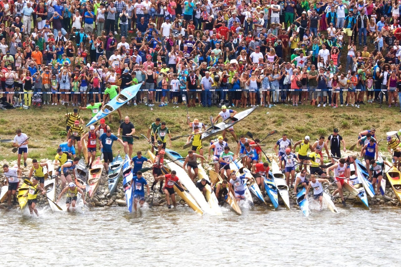 Descenso Internacional del Sella: piraguas compiten en el río a su paso por Arriondas, Asturias.