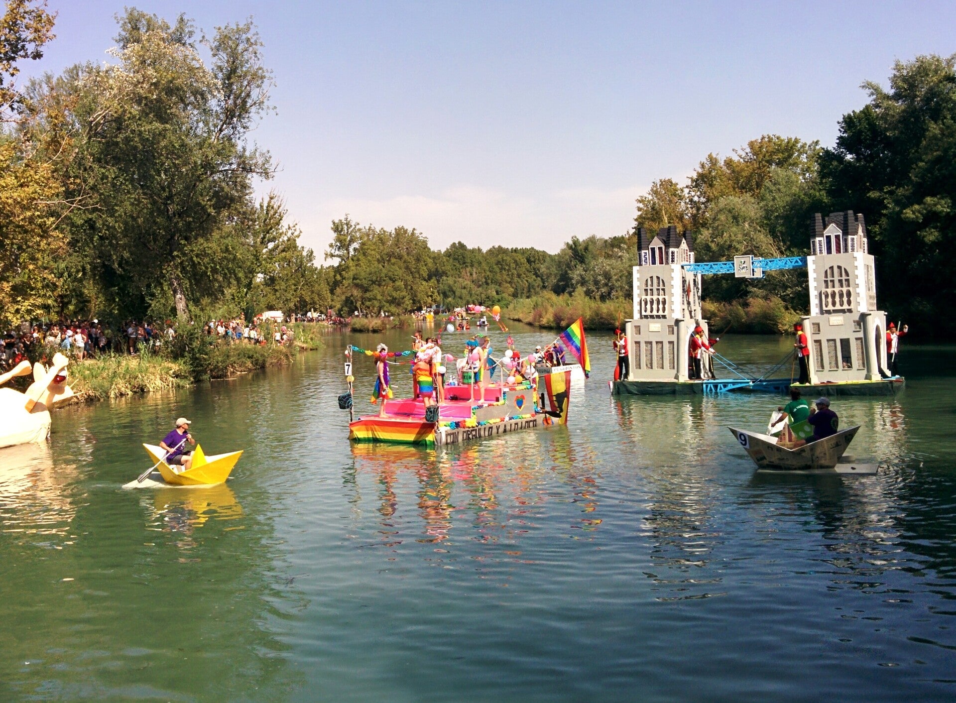 Embarcaciones caseras decoradas desfilando por el río Tajo durante el Descenso Pirata de las Fiestas del Motín de Aranjuez.