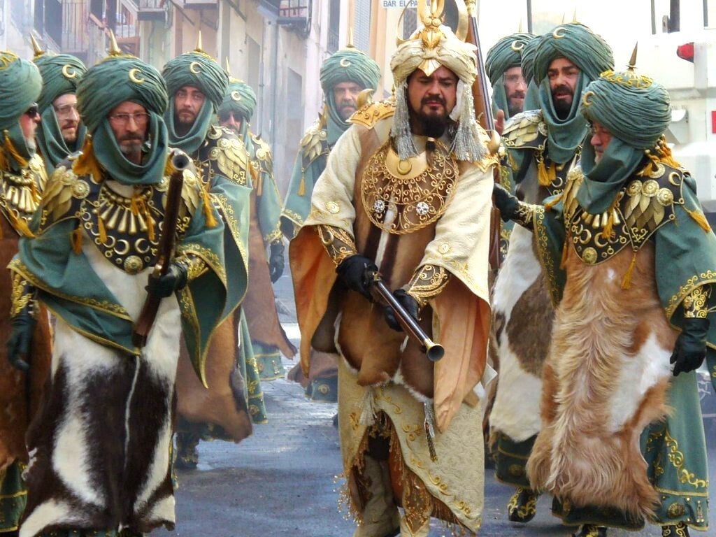 Encaro de la tarde del Alardo en el Partidor, durante los Moros y Cristianos de Alcoy.