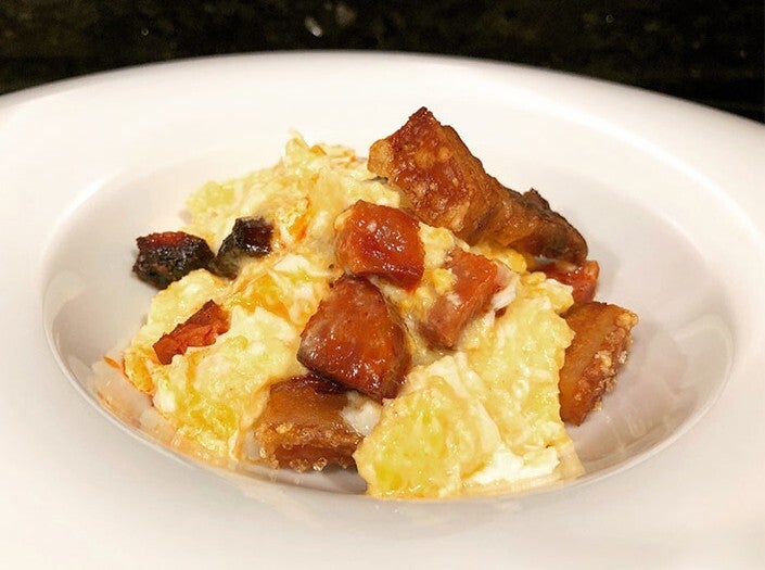 Plato de duelos y quebrantos, el revuelto manchego de huevo con chorizo y torreznos
