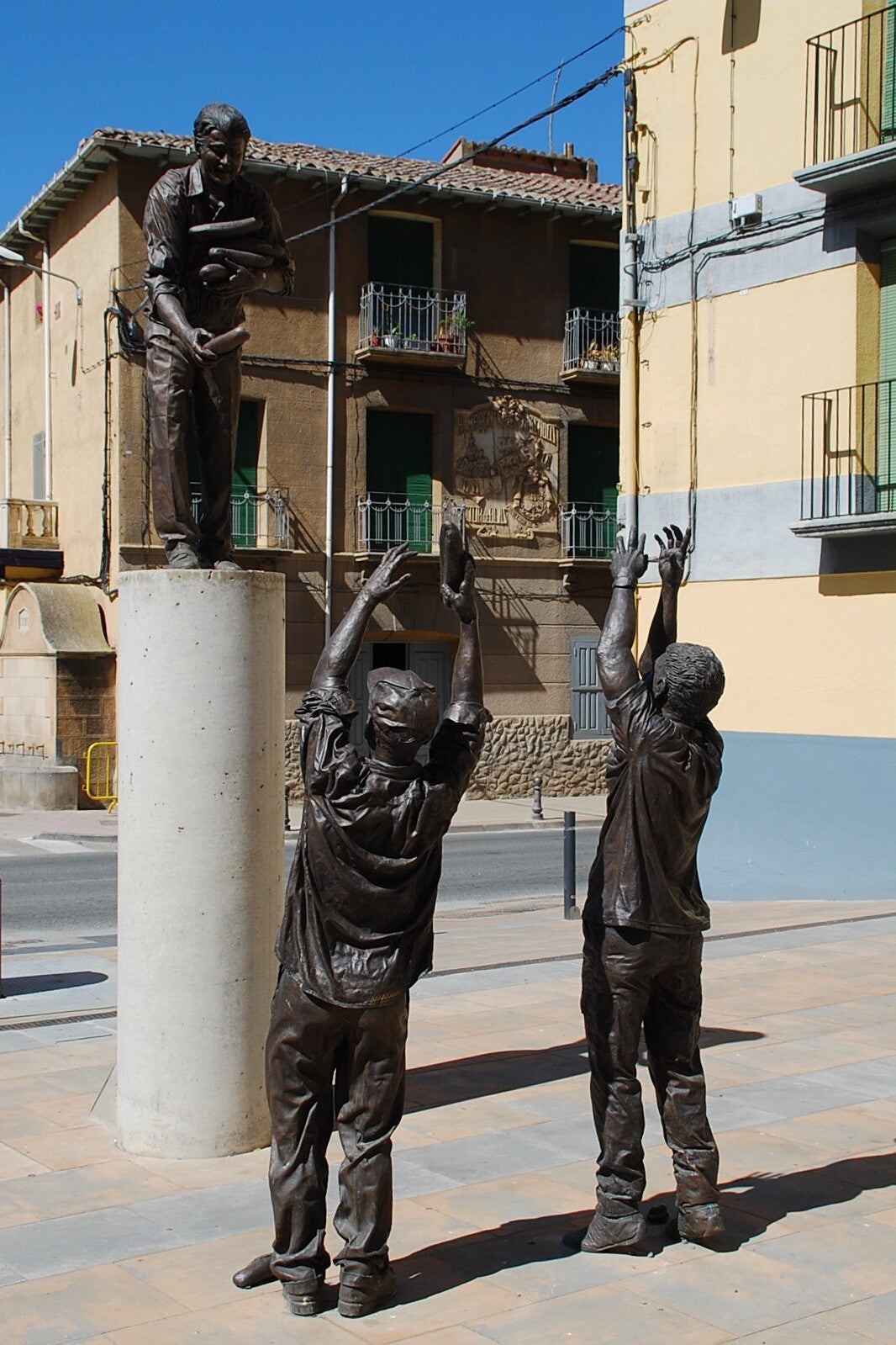 Escultura homenaje a la Fiesta del Pan y el Queso, en Quel (La Rioja)