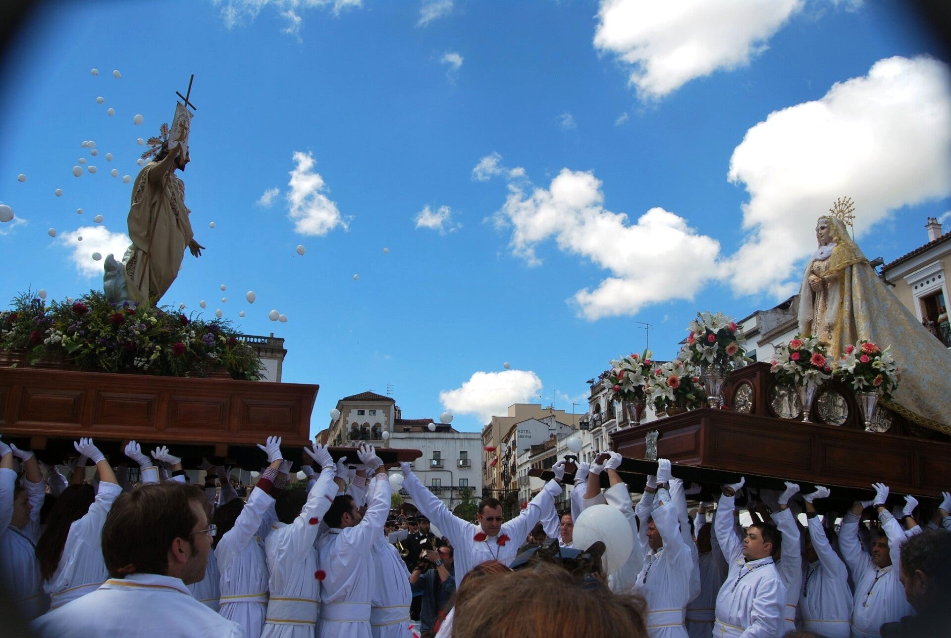 El Resucitado y la Virgen de la Alegría se encuentran en la Plaza Mayor de Cáceres el Domingo de Resurrección