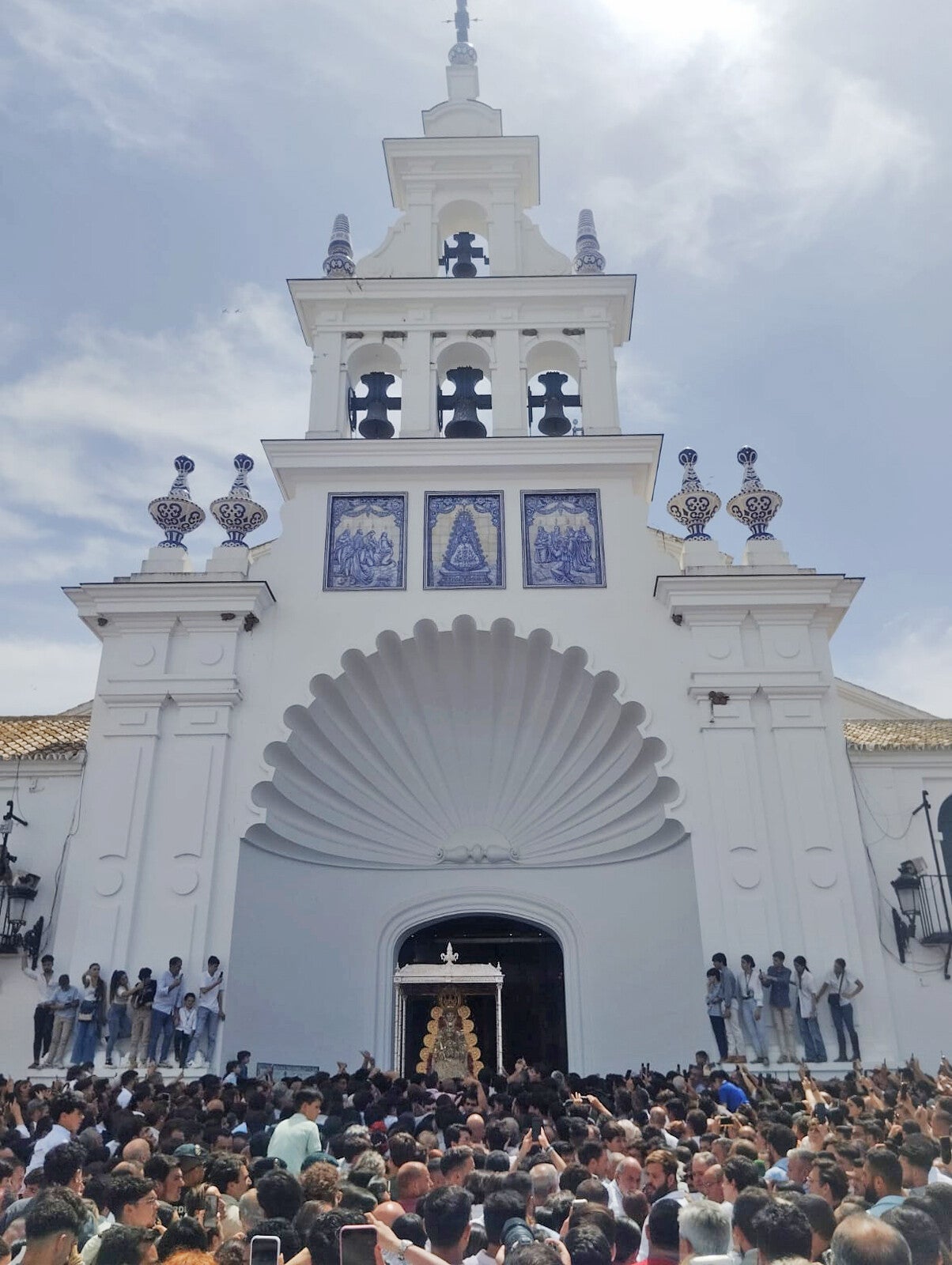 La Virgen del Rocío, a hombros, entra en su ermita al término de la procesión del Lunes de Pentecostés.