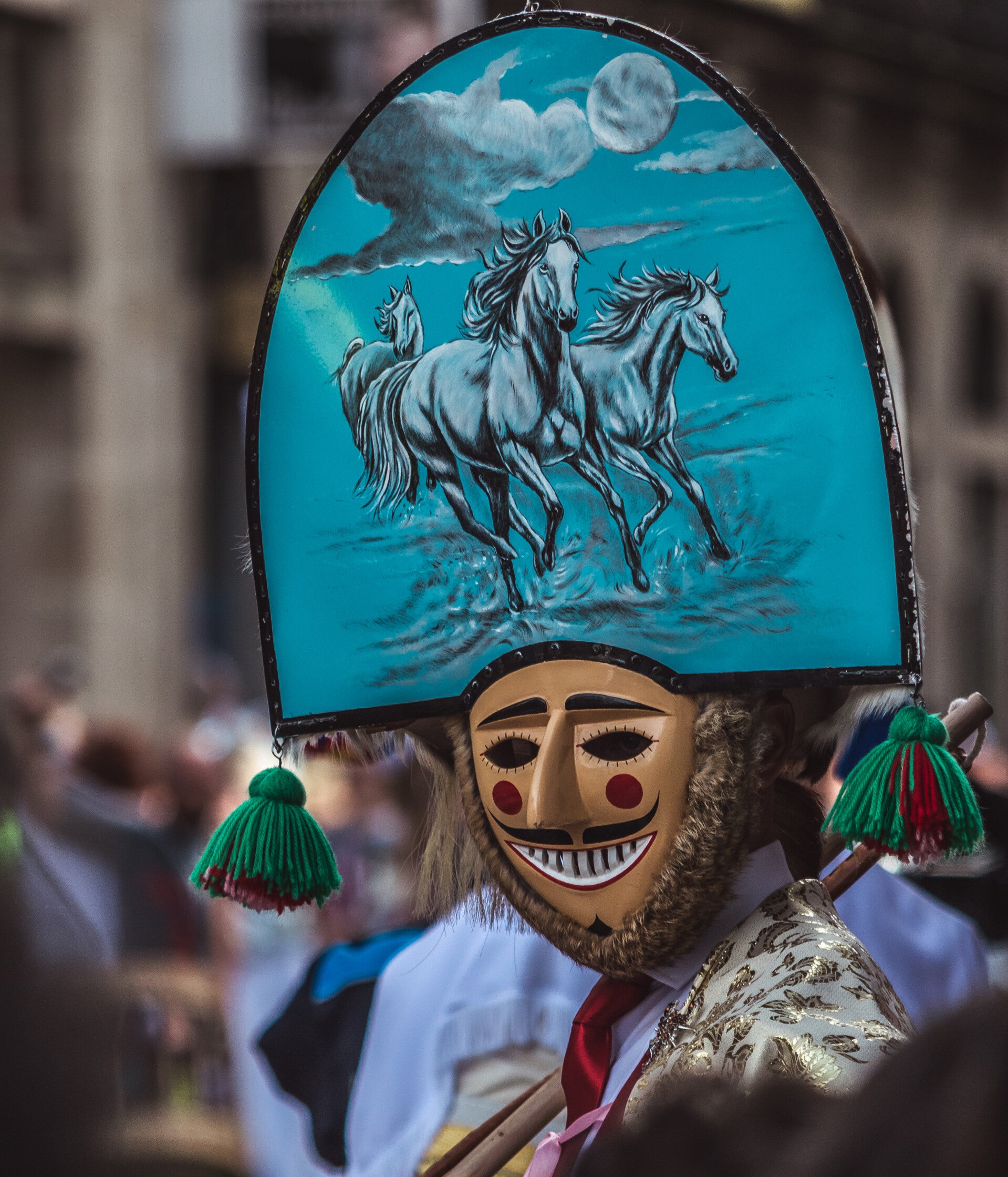 Cigarrón con careta de madera, mitra de hojalata pintada y chocas al cinto en el Entroido de Verín (Ourense).