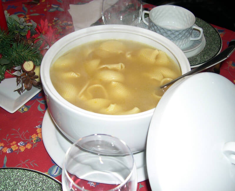 Sopa de escudella catalana con galets, la pasta grande con forma de caracola