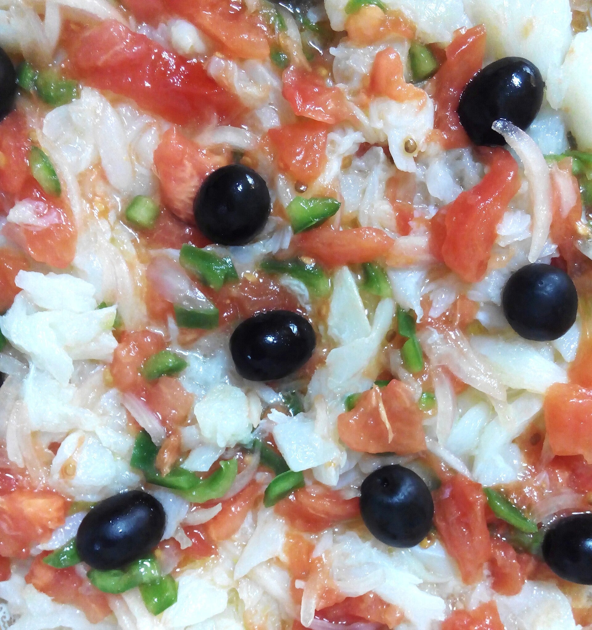 Esqueixada catalana: tiras de bacalao desmigado con tomate, pimiento verde y aceitunas negras, aliñadas con aceite