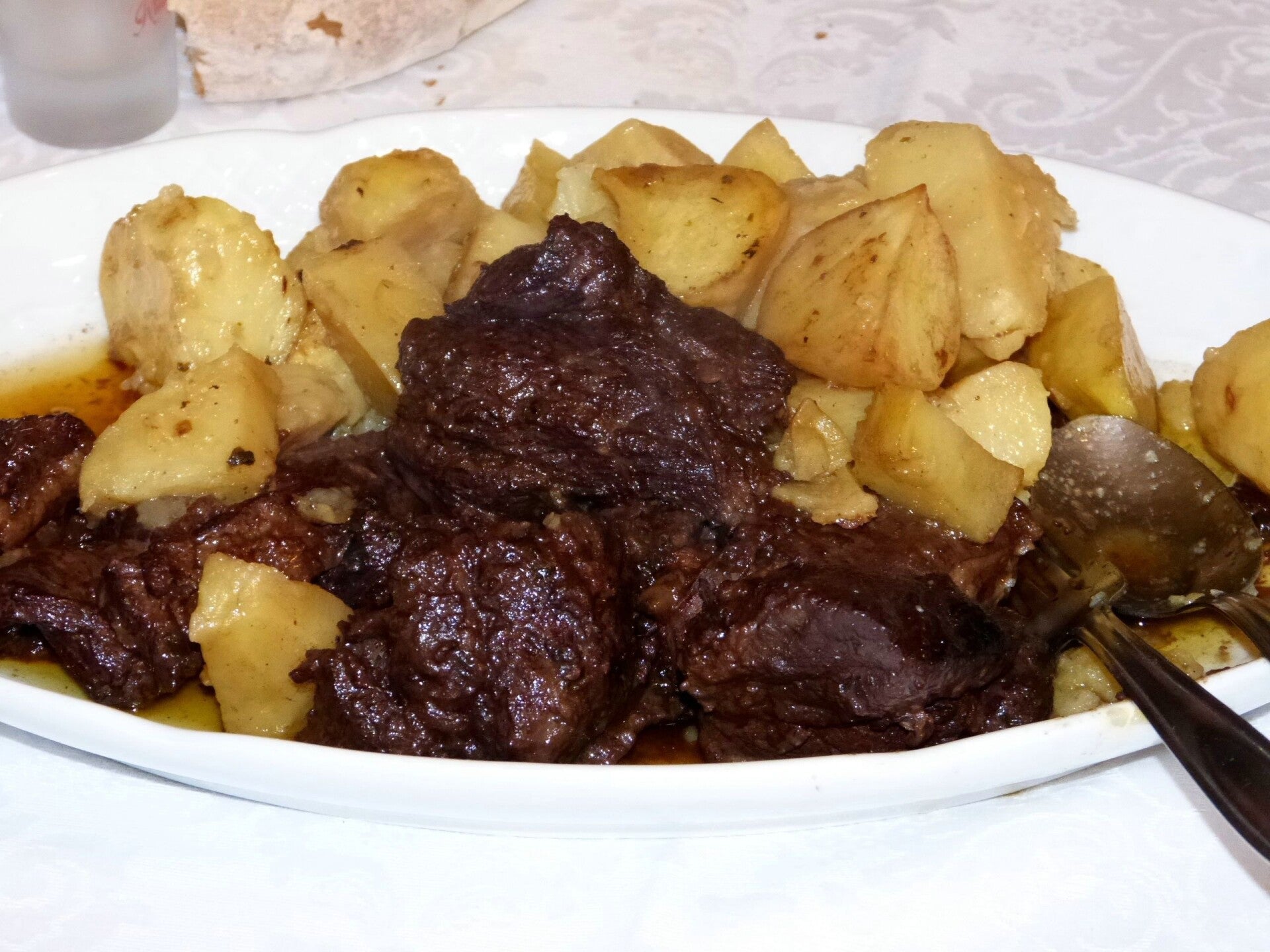 Estofado de jabalí en salsa, guiso de caza servido en cazuela