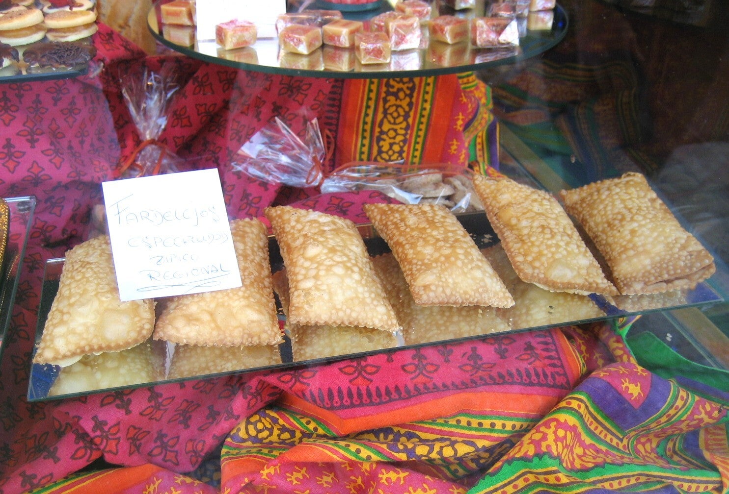 Fardelejos, dulces de hojaldre relleno de almendra, espolvoreados de azúcar