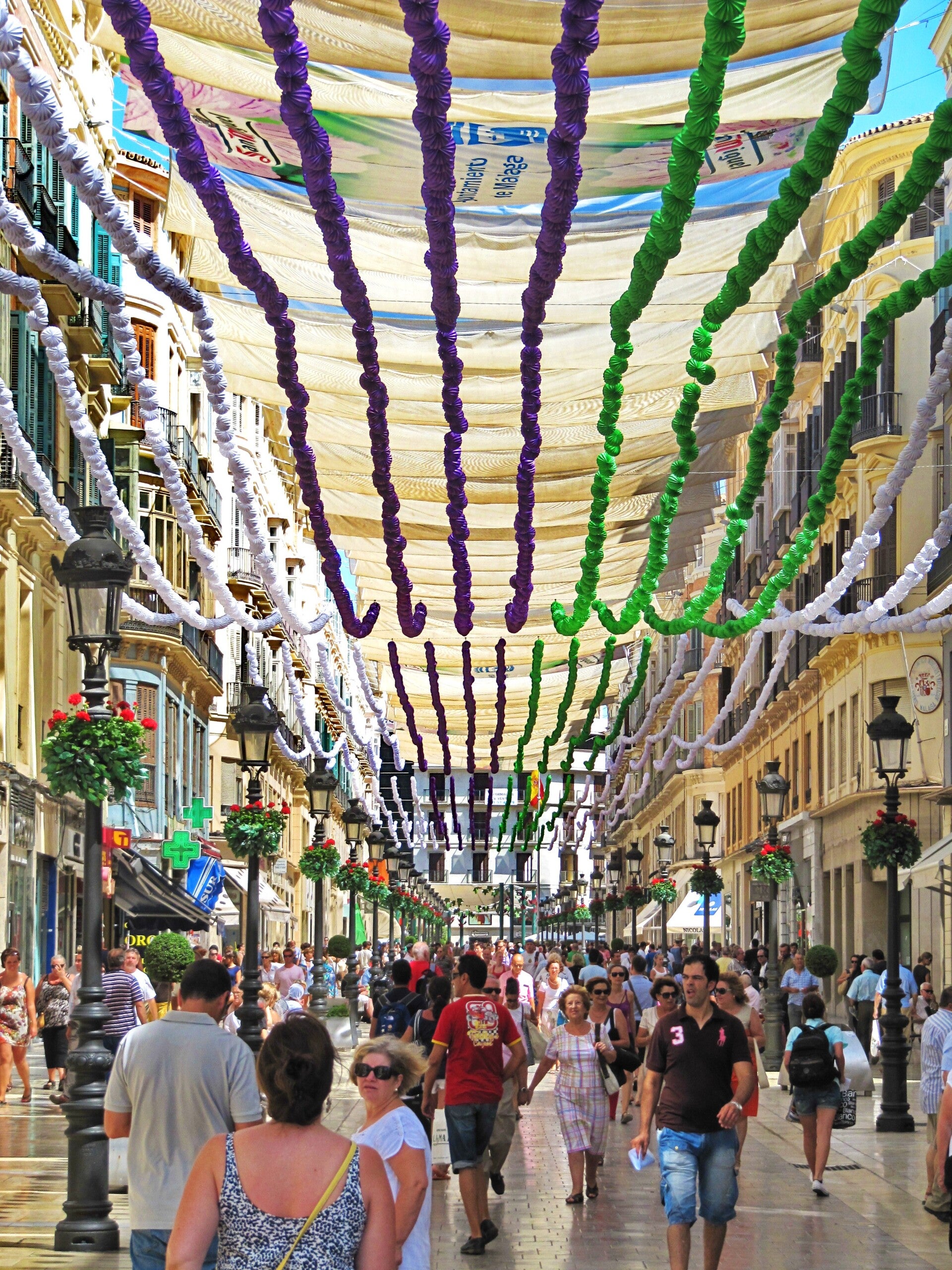 Ambiente de la Feria de Málaga y decoración con farolillos