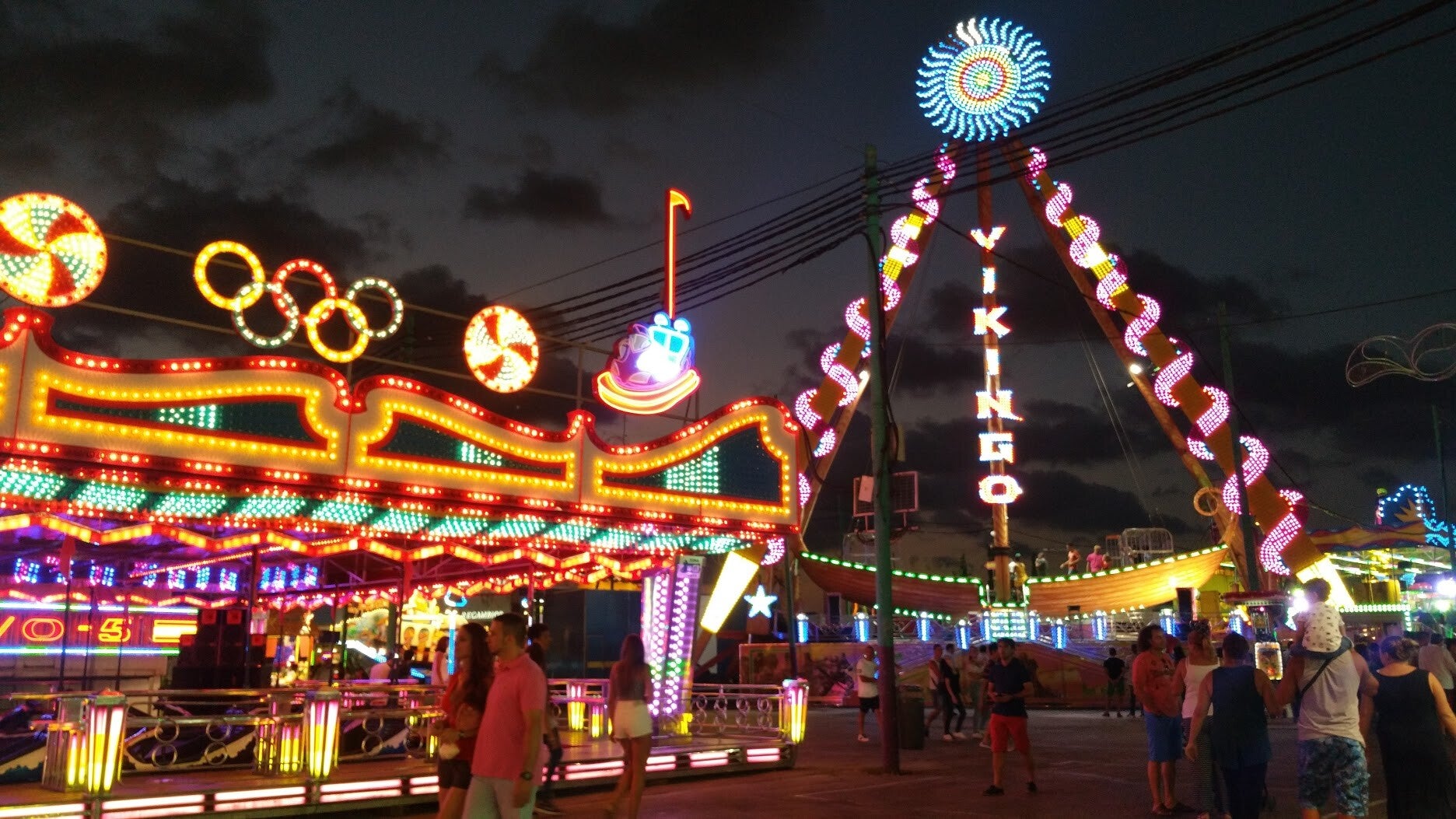 Ambiente nocturno en el recinto ferial de la Feria de Málaga