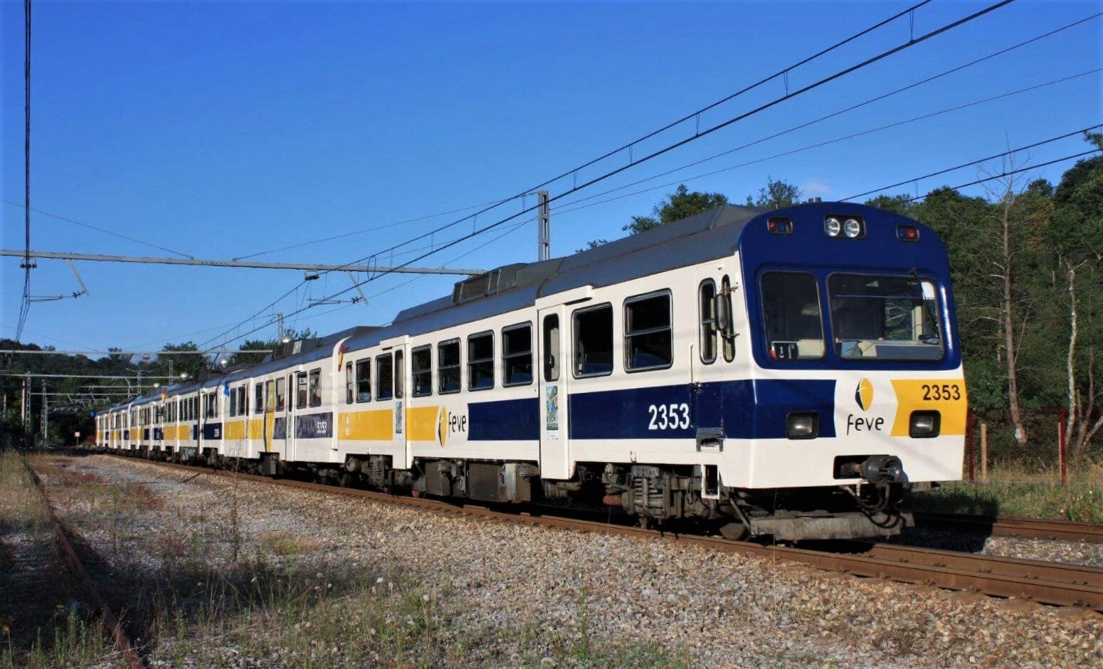 Tren de las Piraguas FEVE serie 2350 camino de Arriondas para el Descenso del Sella
