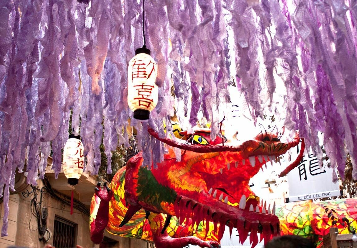 Calle engalanada con temática japonesa en la Festa Major de Gràcia (Barcelona)