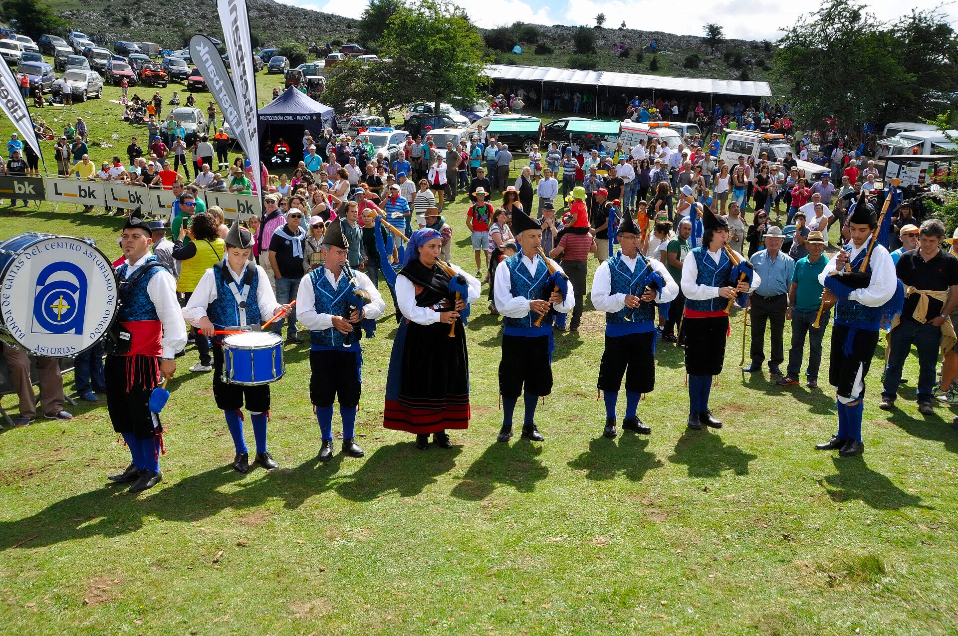 Banda de gaitas actuando en un prao de la Majada de Espineres durante la Fiesta del Asturcón, en Piloña