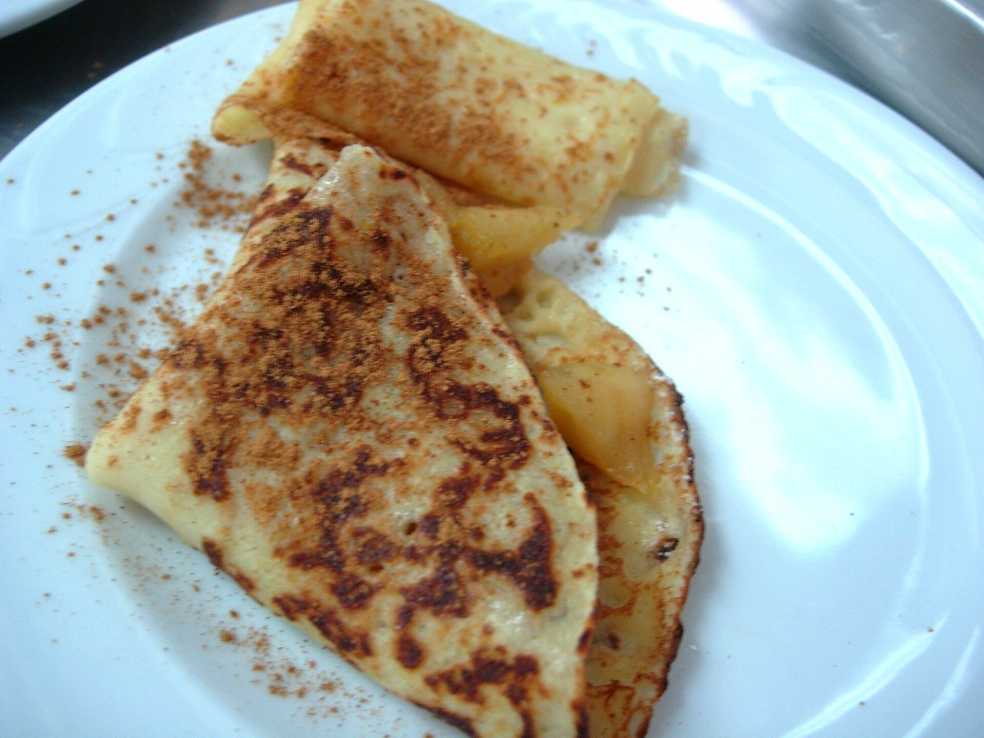 Filloas rellenas de compota de manzana, postre tradicional de la gastronomía gallega.
