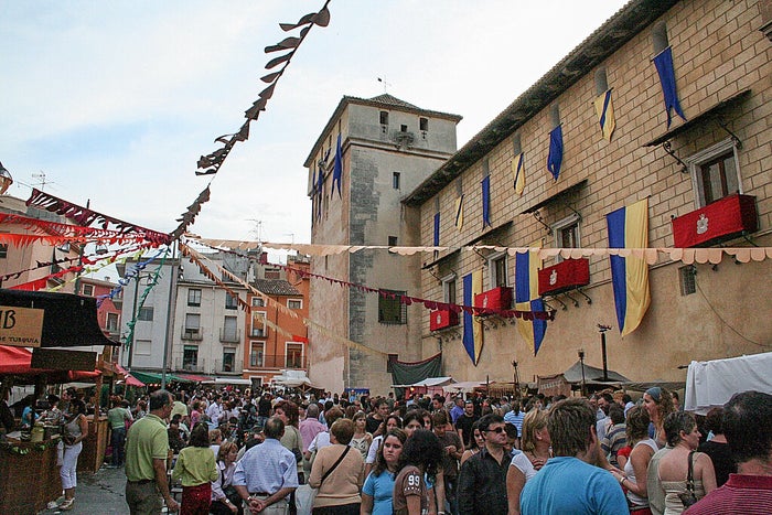 Gente paseando por la Fira de Tots Sants de Cocentaina