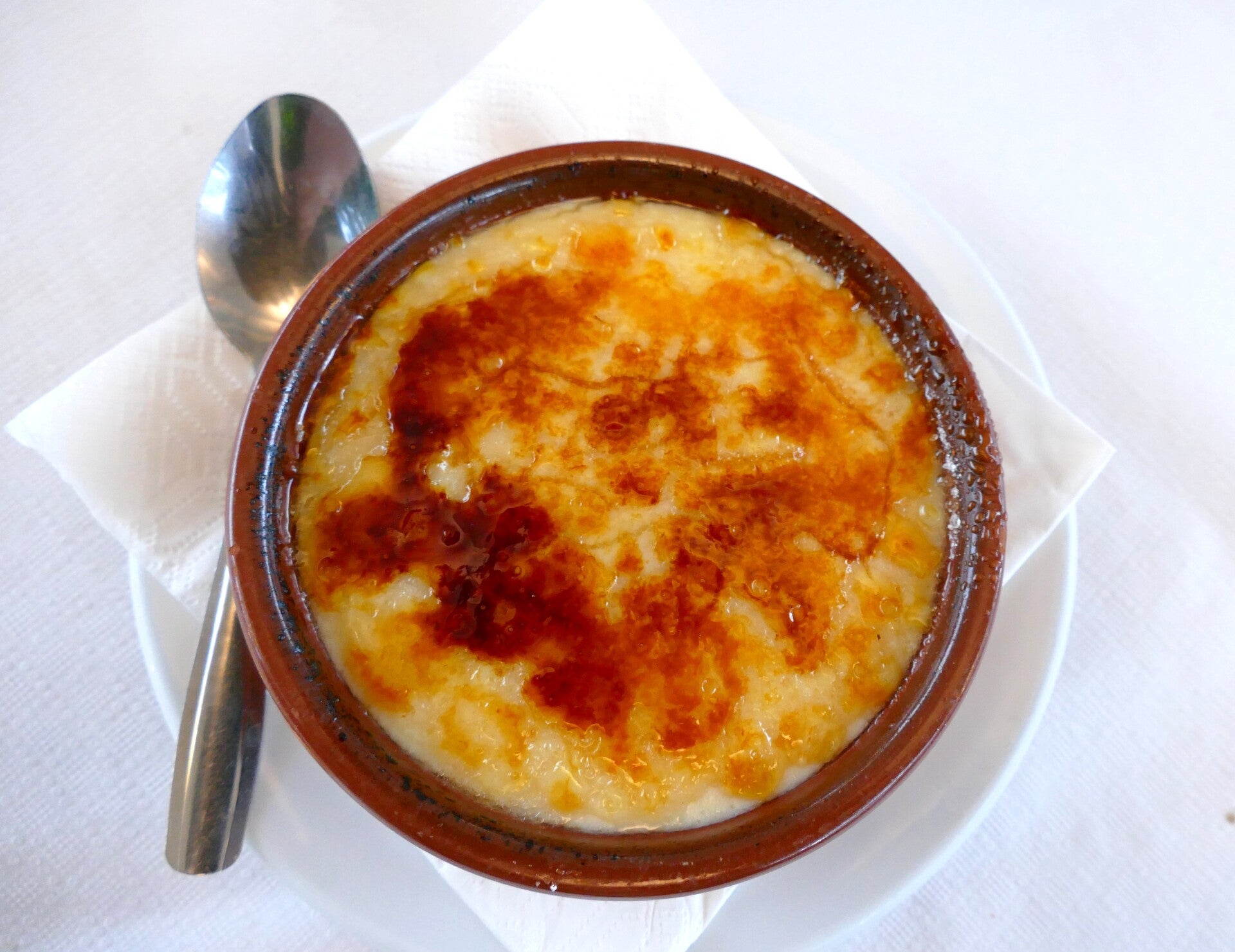 Crema catalana en cazuela de barro, con la costra de azúcar caramelizado 