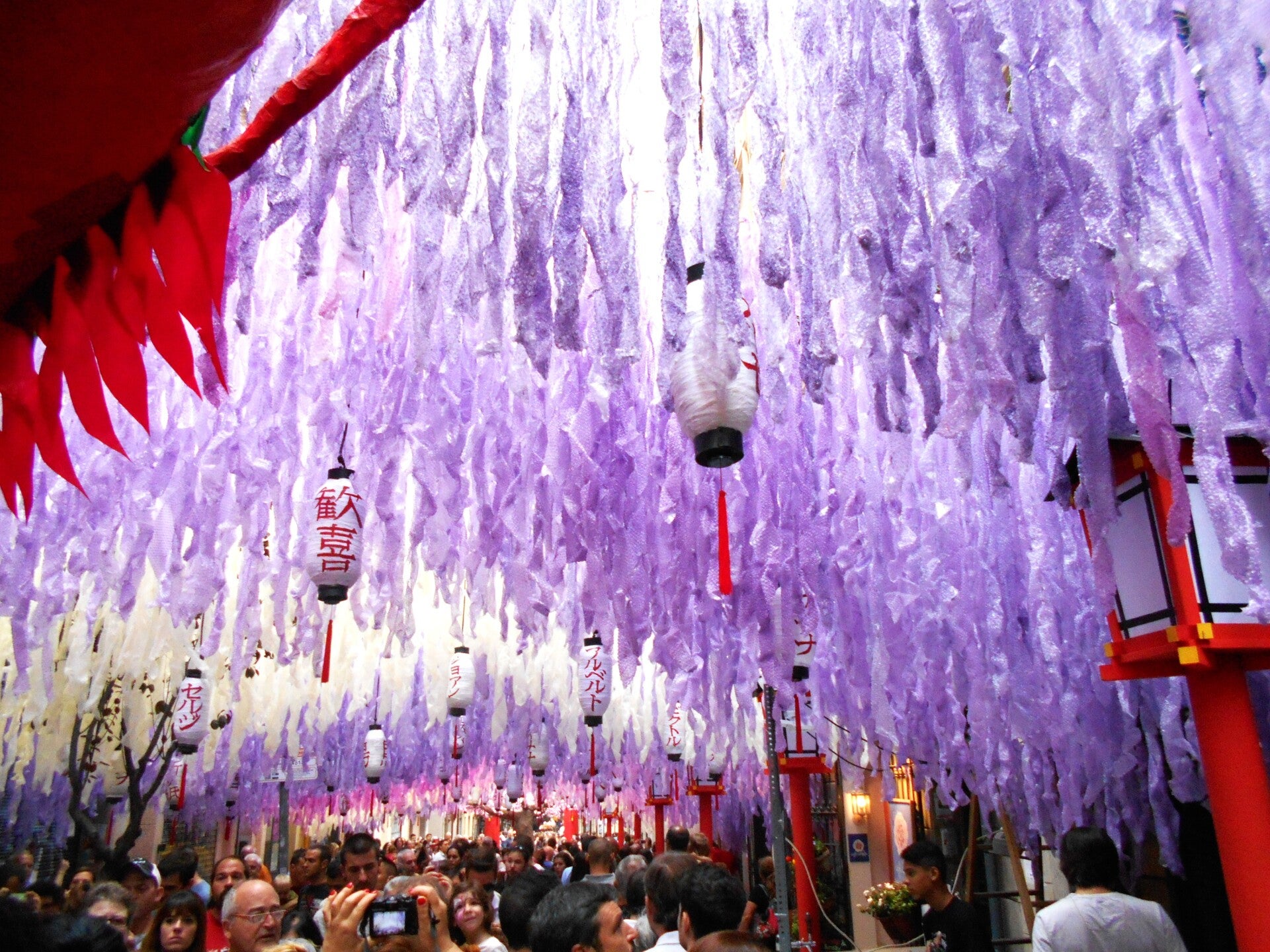 Calle engalanada por los vecinos durante la Festa Major de Gràcia, en Barcelona