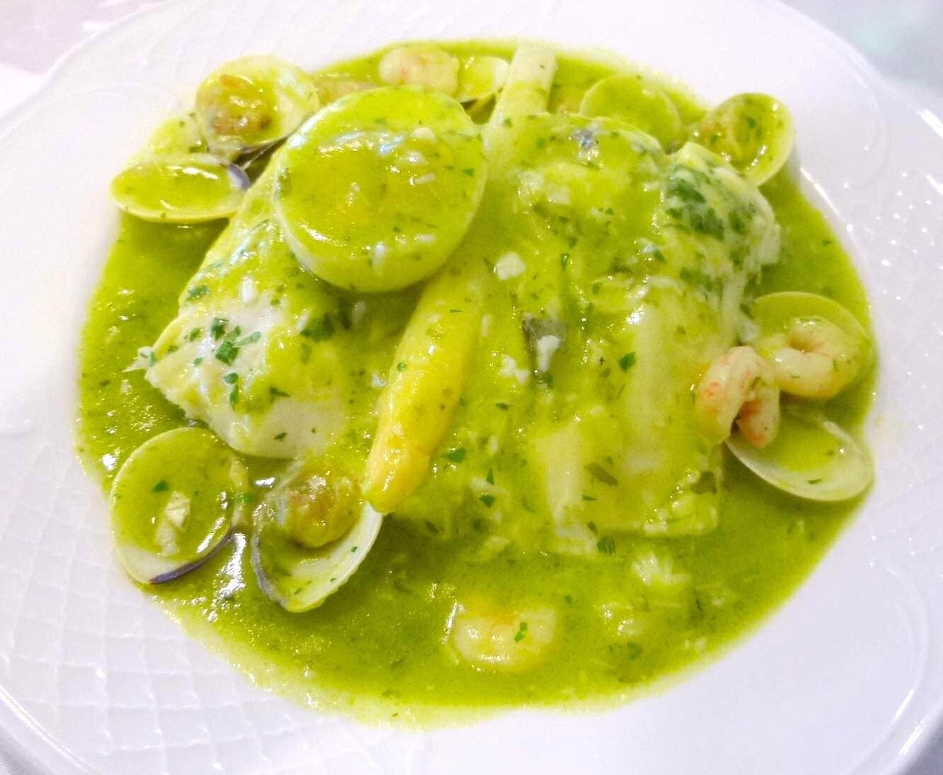 Merluza en salsa verde con perejil y almejas